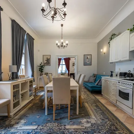 Large 110 M2 By The Old Town Square Apartament