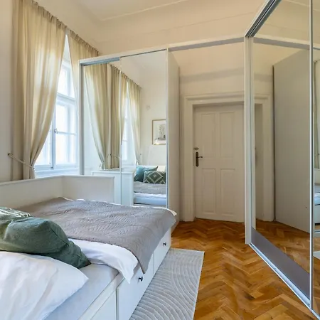 Large 110 M2 By The Old Town Square Apartament *