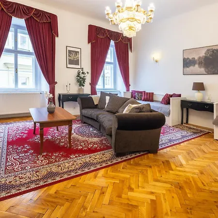 Large 110 M2 By The Old Town Square