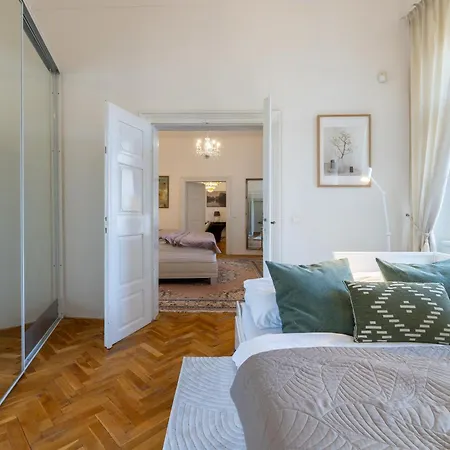 Large 110 M2 By The Old Town Square *
