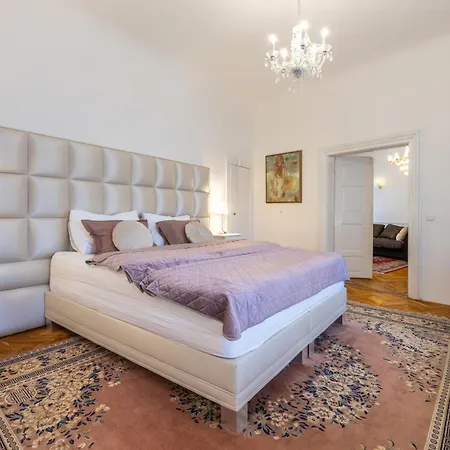 Large 110 M2 By The Old Town Square * Praga