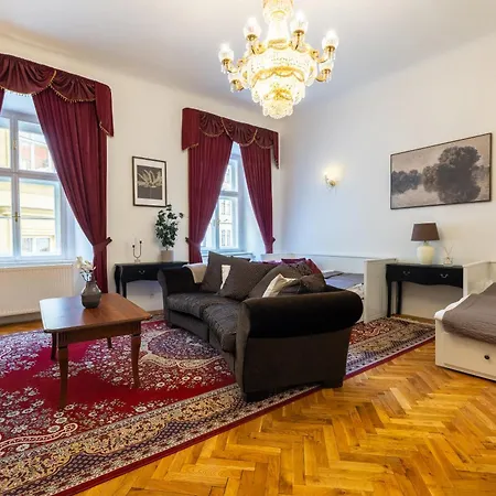 Large 110 M2 By The Old Town Square *